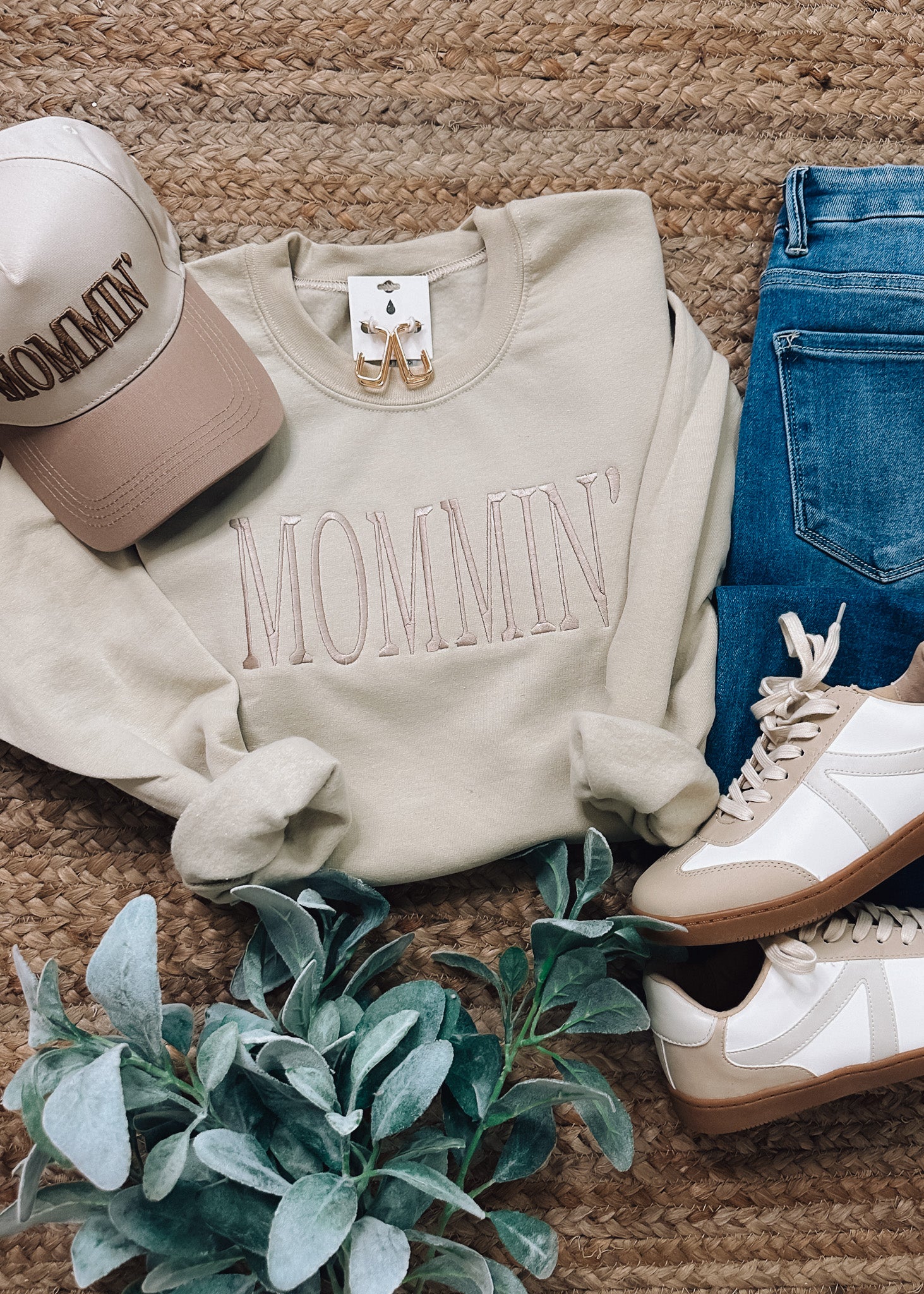 Mommin' Embroidered Sweatshirt (S-2XL)