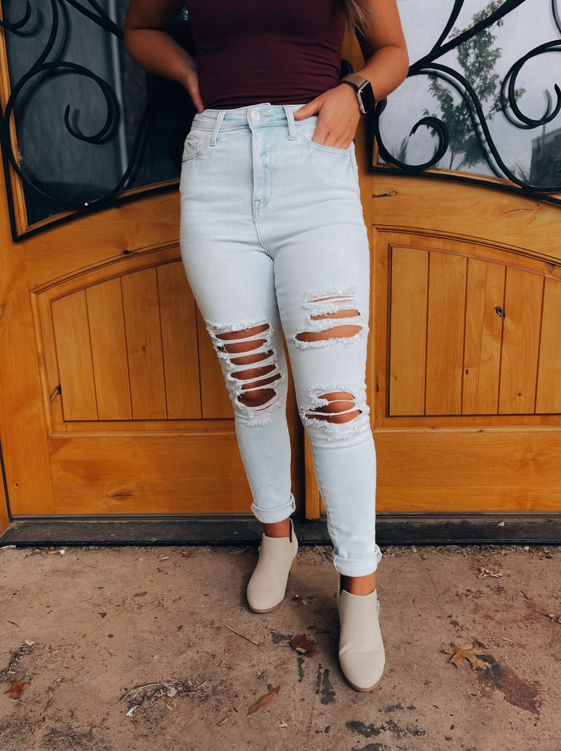Jeans feature a light wash, front distressing, frayed ankle, functional front & back pockets, stretchy material and runs true to size!   *If you are an even size number, size up once!!*