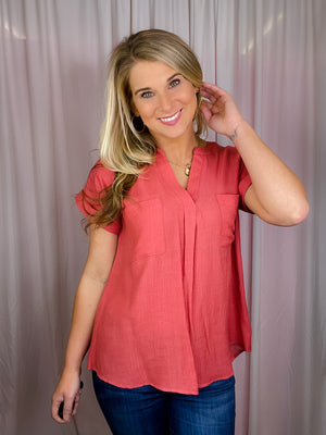This lightweight sienna top features a flattering V-neck line, short sleeves and a unique button back detailing. Constructed from a breathable yet durable fabric, and featuring a modern design, the Pure Connections Top offers all-day wearability with a stylish finish.