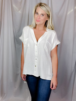 Top features a natural color, button down detail, short sleeves, collared detail, thin material and runs true to size!   Materials: 85% Rayon 15% Linen