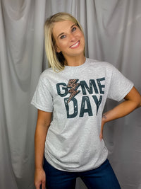 short sleeve• unisex fit •and runs true to size!-grey