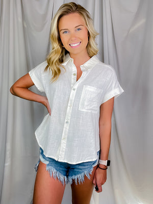 Top features a white base, short sleeves, button down detail, V-neck line, light weight linen material and runs true to size!   Materials:  80% Viscose / 20% Linen
