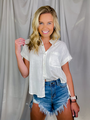 Top features a white base, short sleeves, button down detail, V-neck line, light weight linen material and runs true to size!   Materials:  80% Viscose / 20% Linen