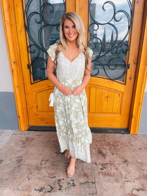 The Claim To Fame Midi dress is crafted from a light olive base that is adorned with an eye-catching white floral print. The midi dress features a flattering V-neck line, with short sleeves to complete the classic silhouette. Perfect for casual everyday wear or special occasions, this dress is sure to make a statement.