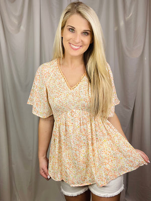 Peach floral top features a flutter short sleeve design with a smocked V-line chest, looking oh so flattering on. Runs true to size.