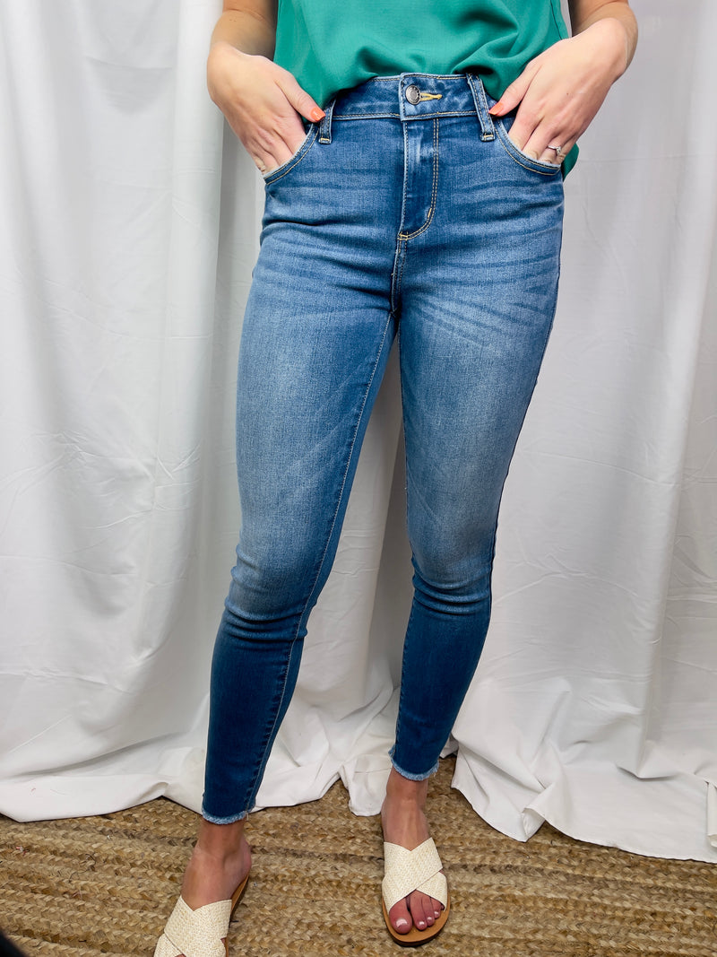  Bottoms feature a dark denim wash, skinny leg fit, mid rise waist line, fray hem cut,  functional pockets, and runs true to size! 