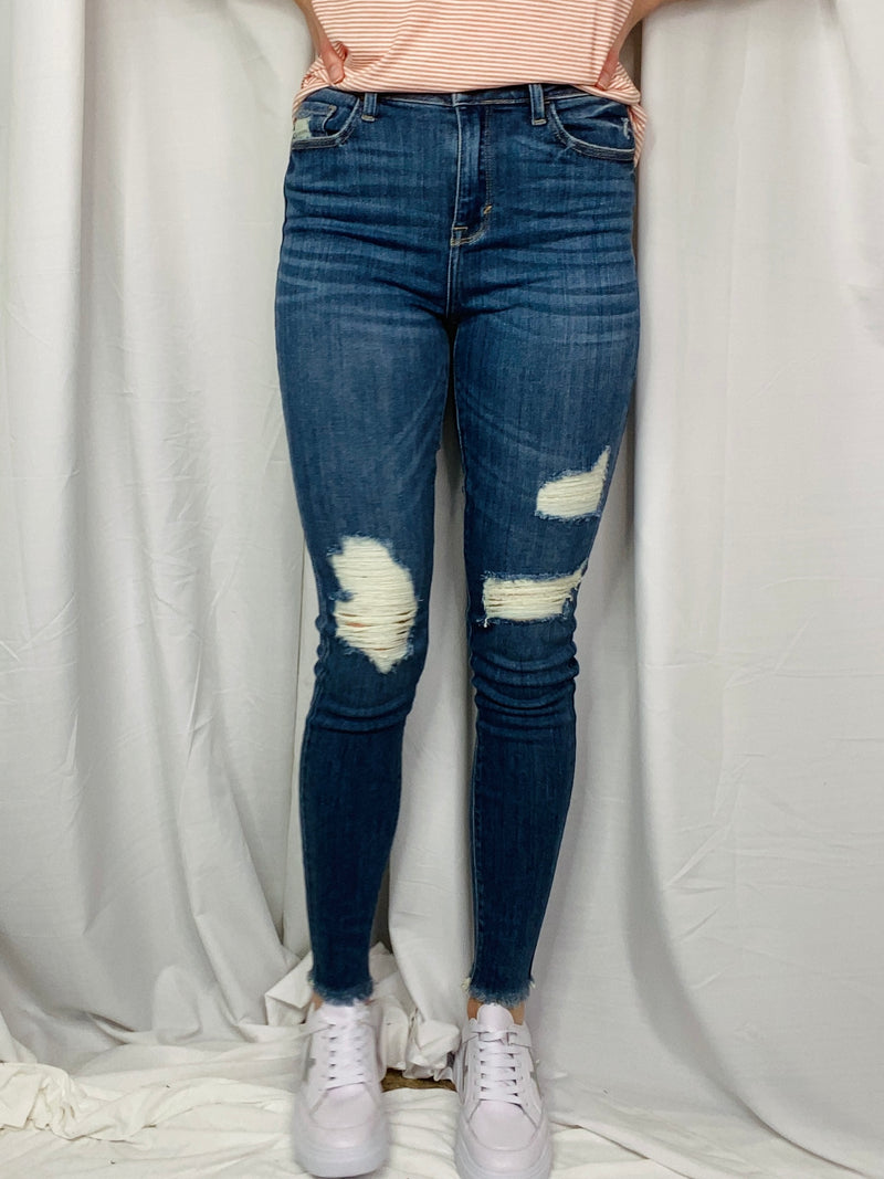 Jeans feature a dark wash denim, skinny leg fit, high waist line, frayed hem and runs true to size! 