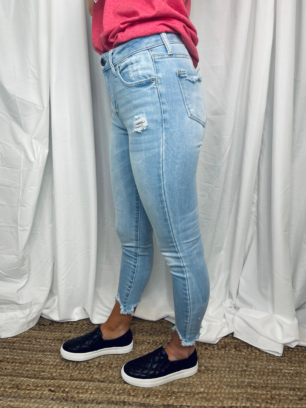 Jeans feature a light wash denim. mid rise waist, skinny leg, frayed bottom hem, functional pockets and runs true to size!   -Aubree is 5'2 and wore a size 13  -Carrington is 5"1 and wore a size 1