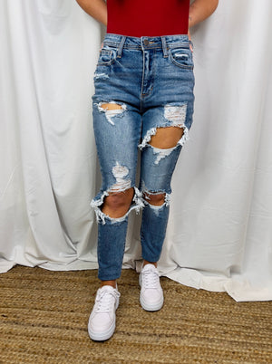Jeans feature a medium denim wash, front distressing, high waist detail, mom jean fit, functional pockets and runs true to size! 