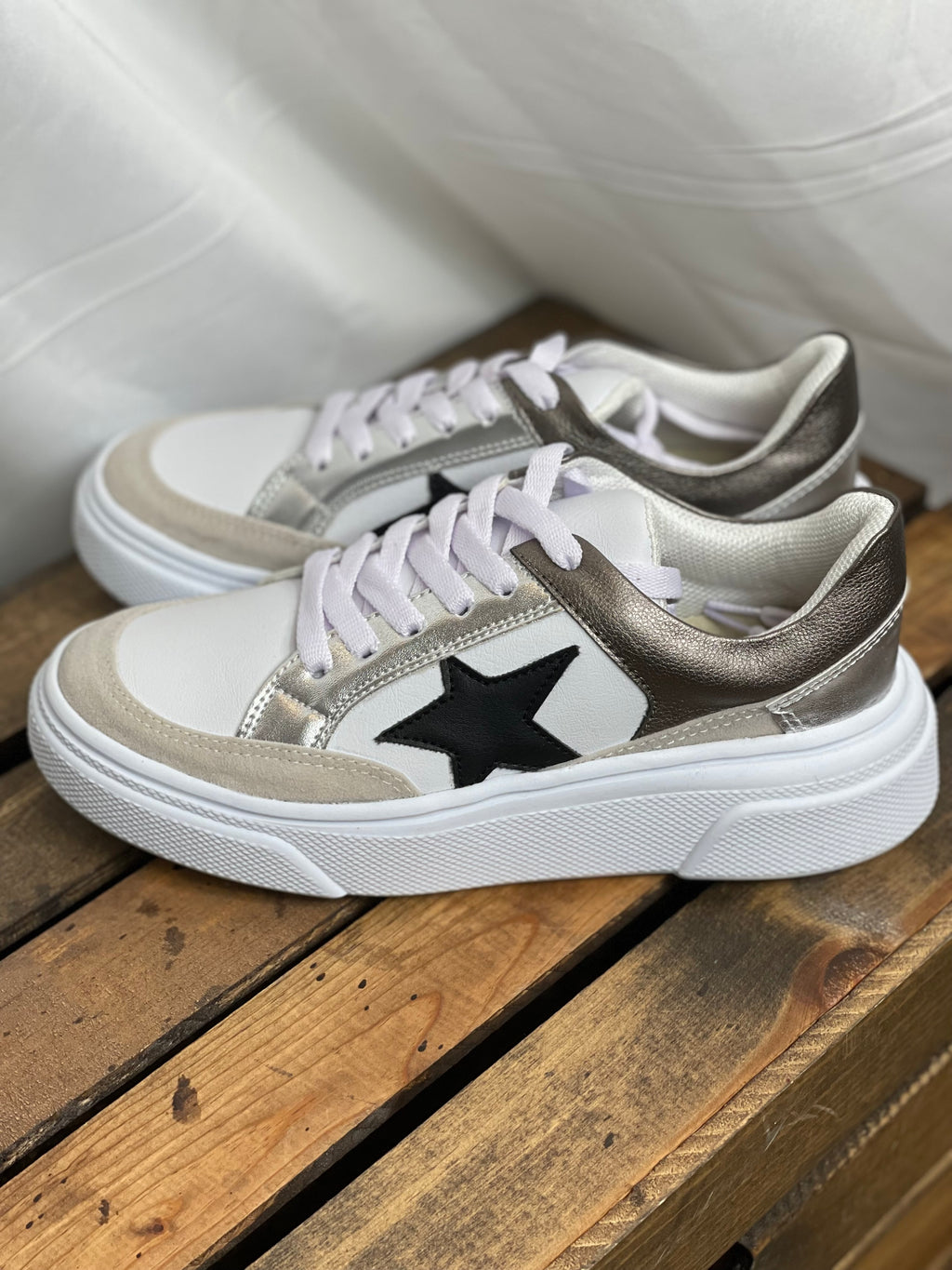 Sneakers feature a padded insole, black star, lace up detail, white grey and charcoal accents and runs true to size!   *HALF SIZES- SIZE UP*