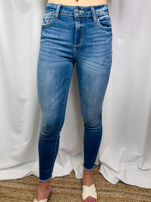 Bottoms feature a dark denim wash, skinny leg fit, mid rise waist line, fray hem cut,  functional pockets, and runs true to size! 